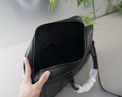 BURBERRY                                                 *Laptop bag*                                                            *Master quality*         
450 dhs🪙🖤

Zain179
♥️♥️♥️