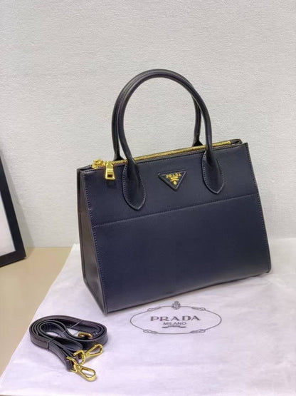 PRADA 
GOOD QUALITY 
115 dhs✅

Zain200
♥️♥️♥️