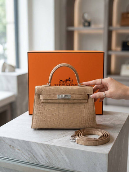 Hermes

95 dhs🇦🇪🇦🇪

With box
22 cm

Zain219
♥️♥️♥️