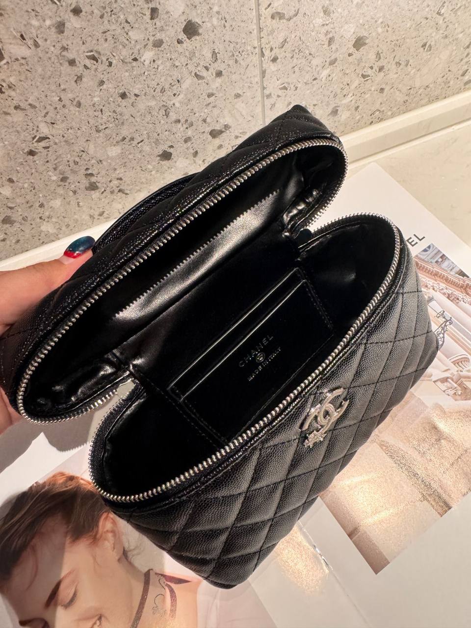 Chanel
BEST QUALITY WITH BOXS 
95 dhs✅
SIZE 20 CM

Zain290
♥️♥️♥️