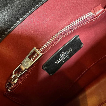 VALENTINO  
GOOD QUALITY
 WITH BOX 
🎁🎁🎁

100 dhs✅

Zain295
♥️♥️♥️