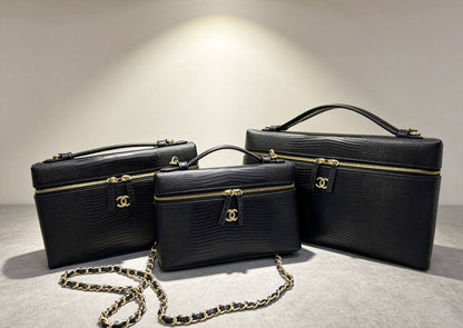 Chanel

Big 29 CM     
    Medium 22 CM
        Small  19 CM

Big 270 dhs   
           Medium 250 dhs 
               Small  230 dhs  

Zain244
♥️♥️♥️
