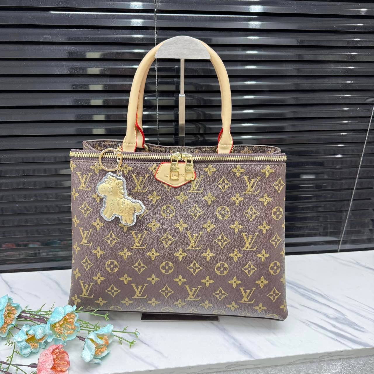 LV

size  34×21×13cm

95 dhs❣️
 
Zain04
♥️♥️♥️