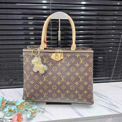 LV

size  34×21×13cm

95 dhs❣️
 
Zain04
♥️♥️♥️