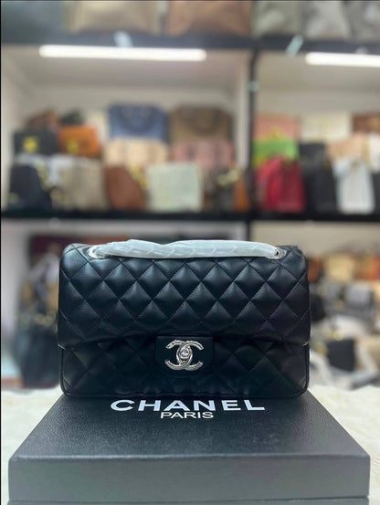 Chanel
120 dhs✅ 
With Box

Zain50
♥️♥️♥️