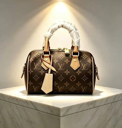 LOUIS VUITTON 

SPEEDY
 NEW CAME 
GOOD QUALITY 
WITH BOX

100 dhs🇦🇪

Size:20cm

Zain295
♥️♥️♥️