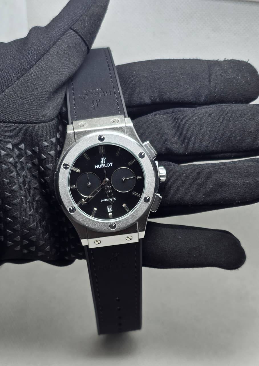 Hublot Men
*Chronograph working*
90 dhs🪙💕

Zain29
♥️♥️♥️