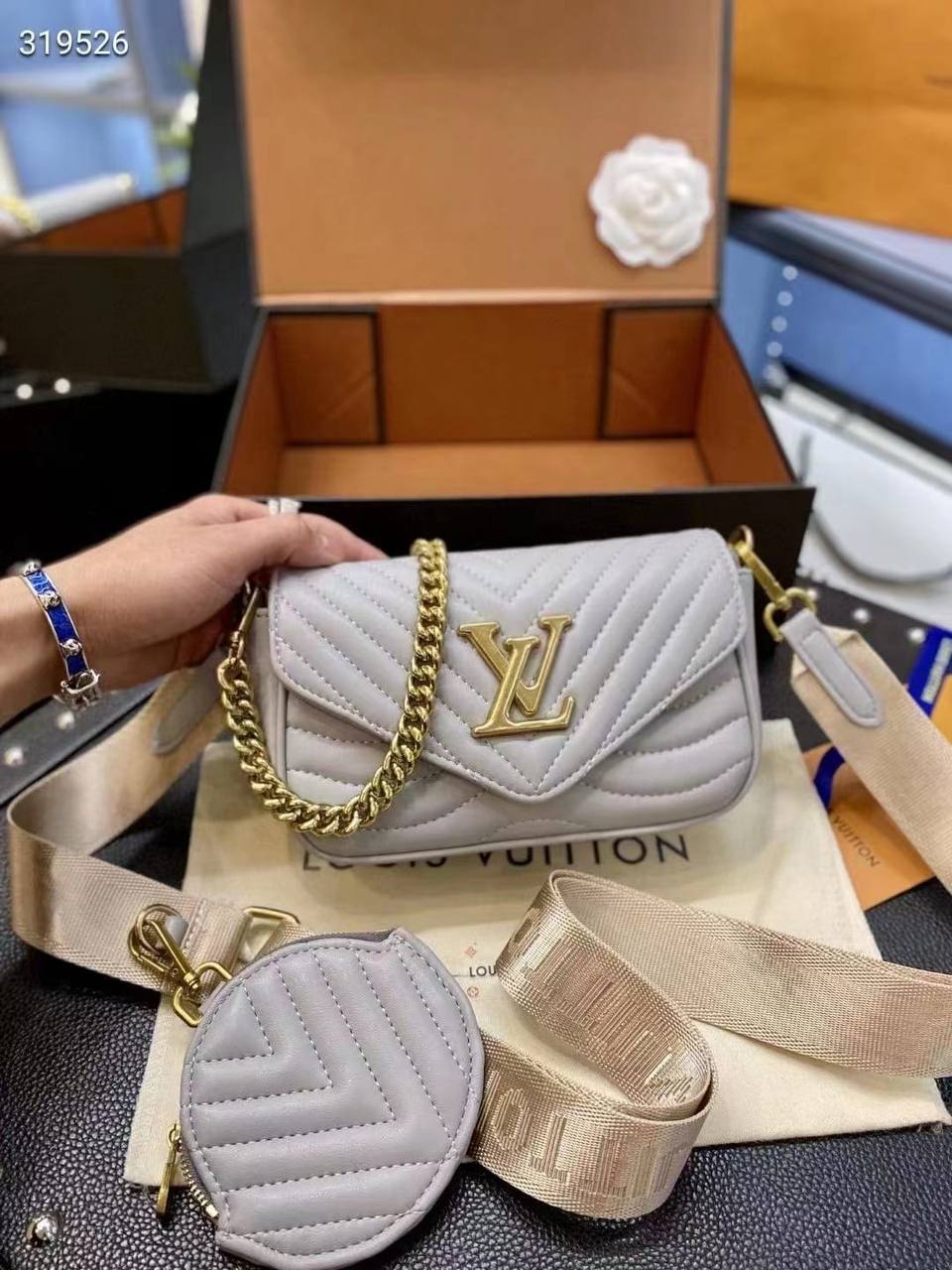 Chanel

LV

95 dhs🇦🇪🇦🇪
with box 
high quality

Zain26
♥️♥️♥️