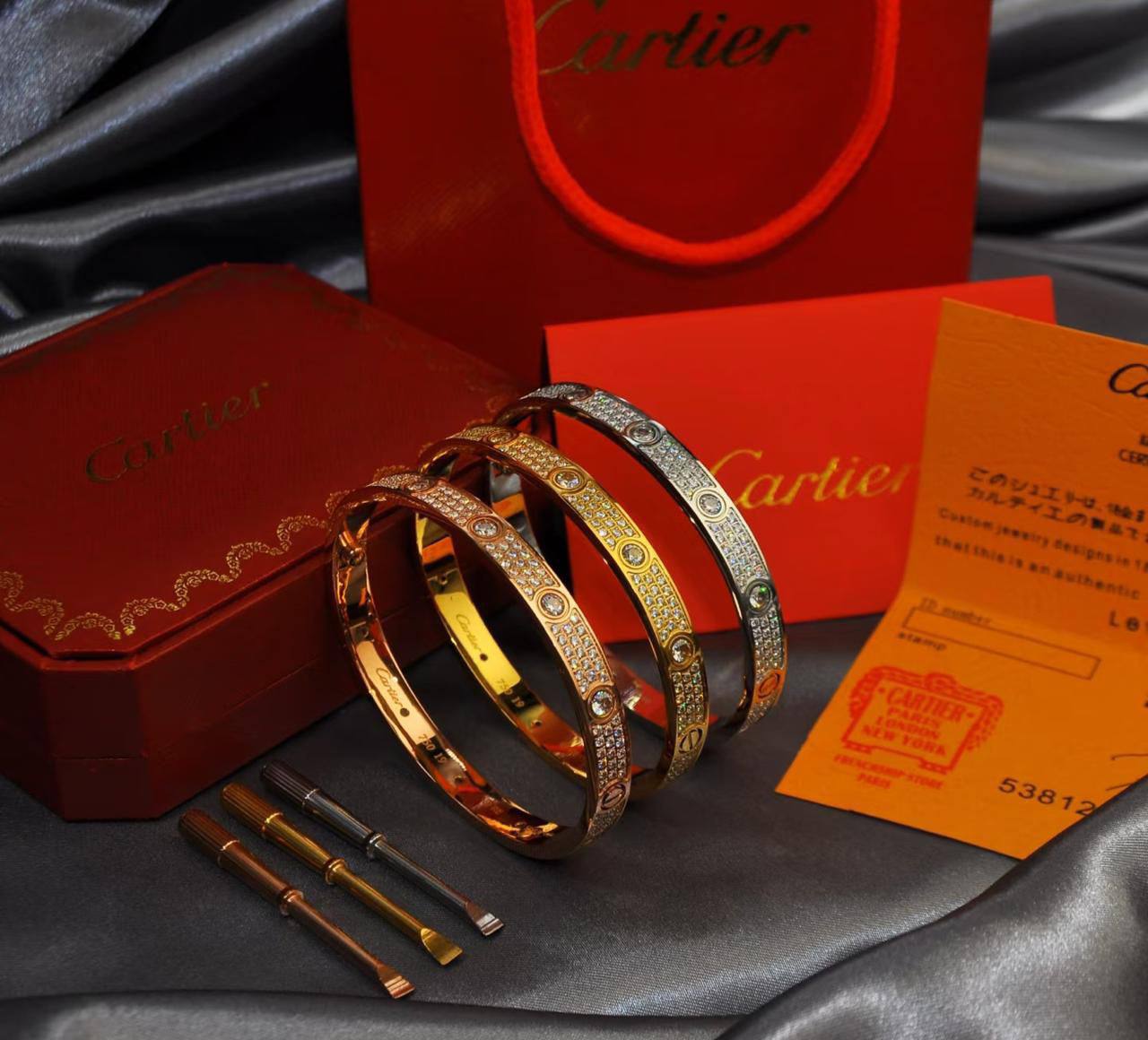 Cartier Bangle* 🍁
      16,17,18,19
Master quality ⚡️

75 dhs❣️
normal box 📦

Zain84
♥️♥️♥️