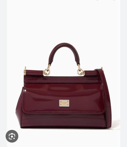 D&G
GOOD QUALITY 
110 dhs🇦🇪🇦🇪
SIZE 20CM

Zain200
♥️♥️♥️