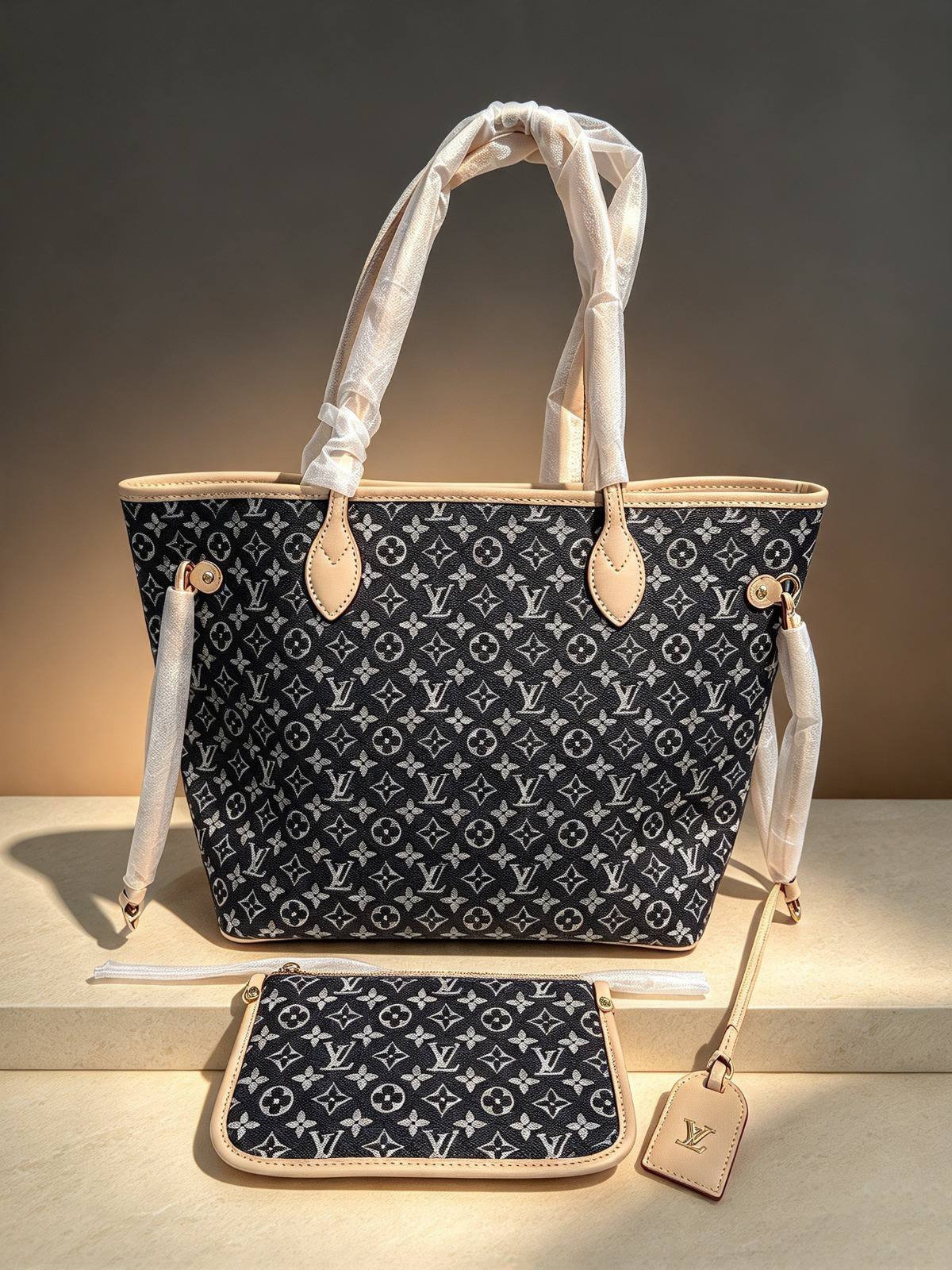 LV
best quality 

with box

125 dhs🇦🇪🇦🇪🇦🇪

size41CM
Zain290
♥️♥️♥️