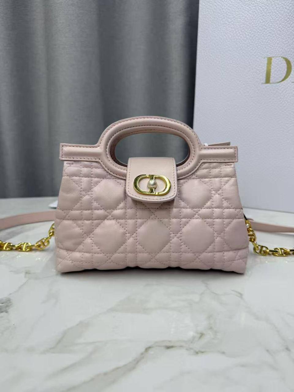 💎  Dior Jolie new
1⃣️ First quality +🎁
Size : 19 * 13.5 cm
115 dhs🌺
with 🎁

Zain115
♥️♥️♥️