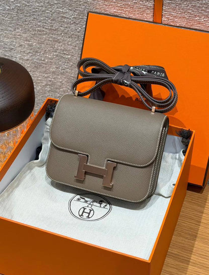 Hermes
100 dhs✅
with box
🎁🎁🎁

size
Small 19×6×15cm
Medium 24×6×17cm

Zain42
♥️♥️♥️