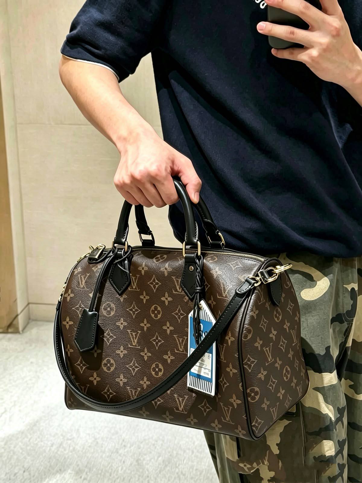 LV
 MASTER QUALITY
 WITH BOX  
260 dhs✅

Zain295
♥️♥️♥️