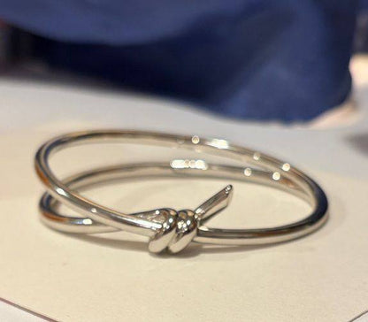 Tiffany ❤️‍🔥*
Bangle ✨
Master quality 💯
With normal boxes 📦 
60 dhs🇦🇪🇦🇪

With master box 🗃️ 
100 dhs🇦🇪🇦🇪

Zain216
♥️♥️♥️