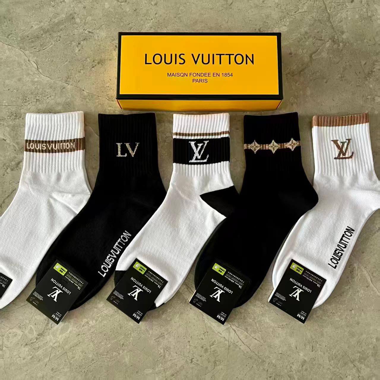 Socks 🧦 ❤️‍🔥*
5 piece 🤯
With boxes 🗃️ 
good quality 💯
45 dhs🪙💚

Zain216
♥️♥️♥️
