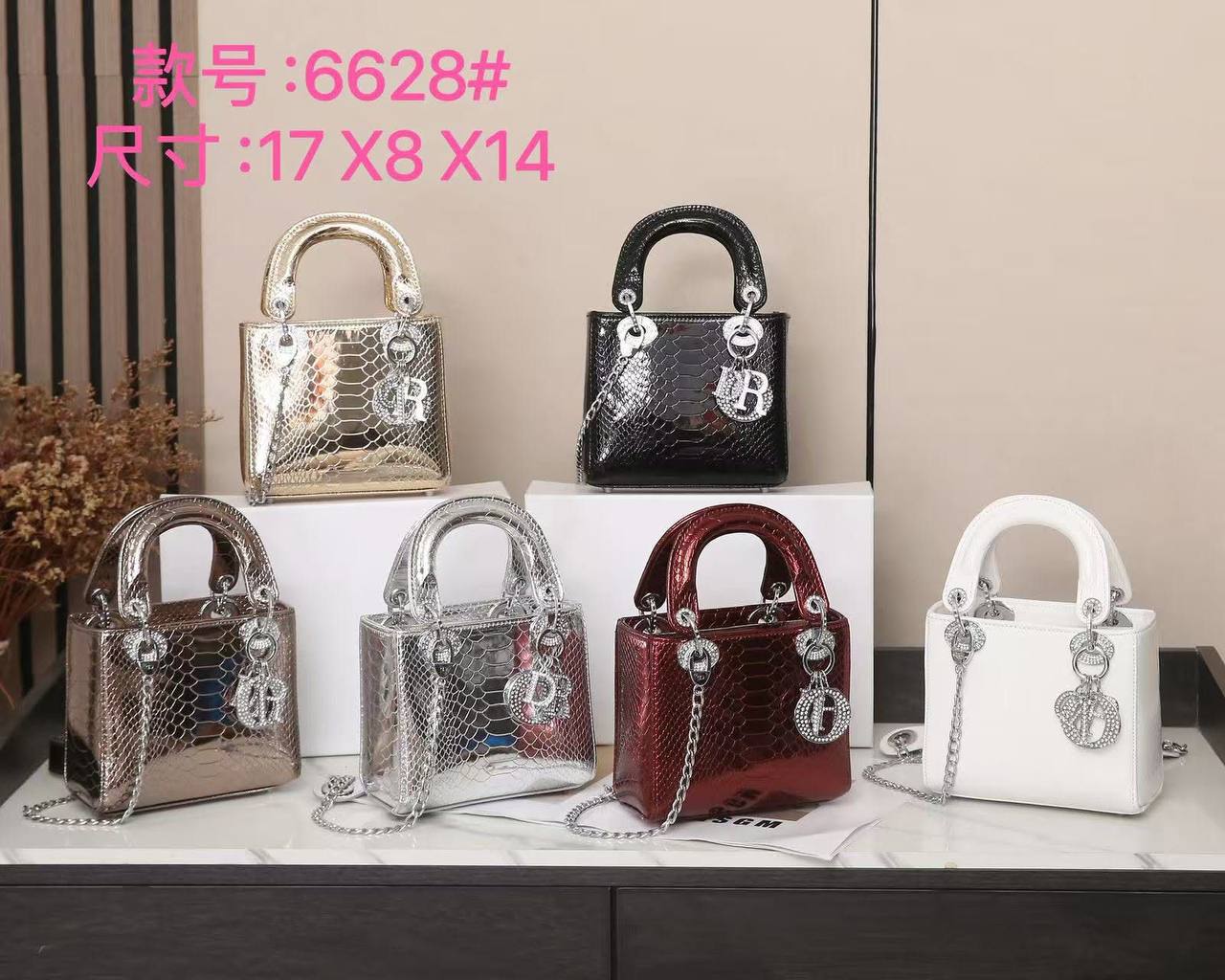 Dior  
130 dhs✅ 

with box 
🎁🎁🎁

Good quality 

Zain253
♥️♥️♥️