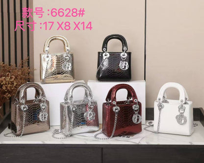 Dior  
130 dhs✅ 

with box 
🎁🎁🎁

Good quality 

Zain253
♥️♥️♥️