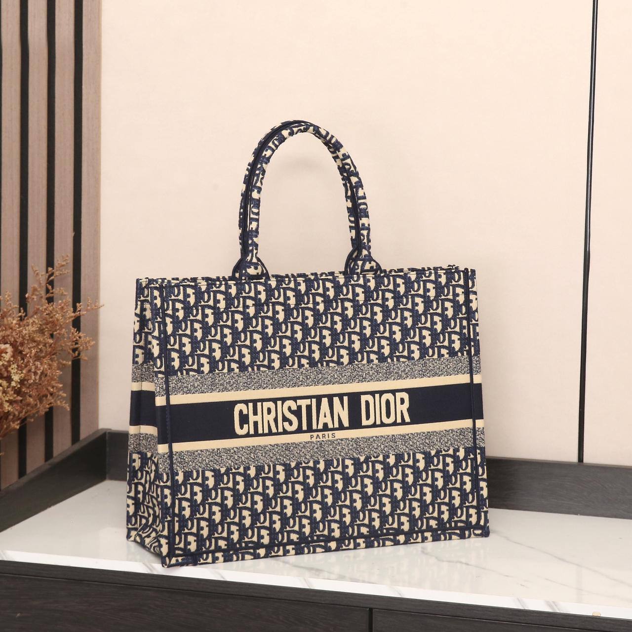Dior

Good quality 

with box 🎁🎁🎁

115 dhs💓

Zain186
♥️♥️♥️
