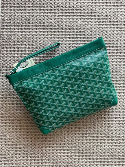 GOYARD
*Pouch*
*Master Quality*
450 dhs✅

Zain179
♥️♥️♥️