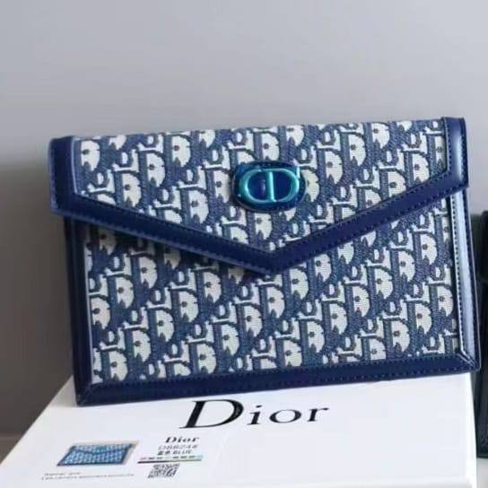 Clutch Bags

60 dhs🗽

with box
🎁🎁🎁

Zain50
♥️♥️♥️