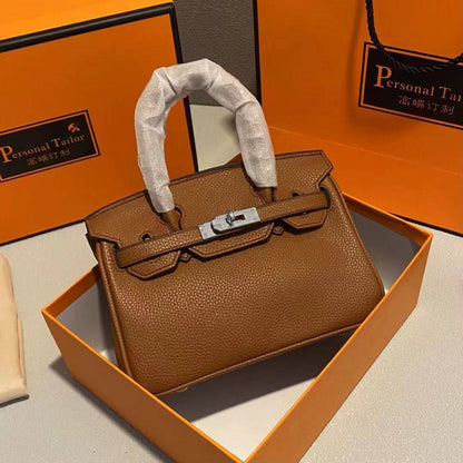 Hermes 
best quality with box’s 
100 dhs✅
size 20 Cm

Zain290
♥️♥️♥️