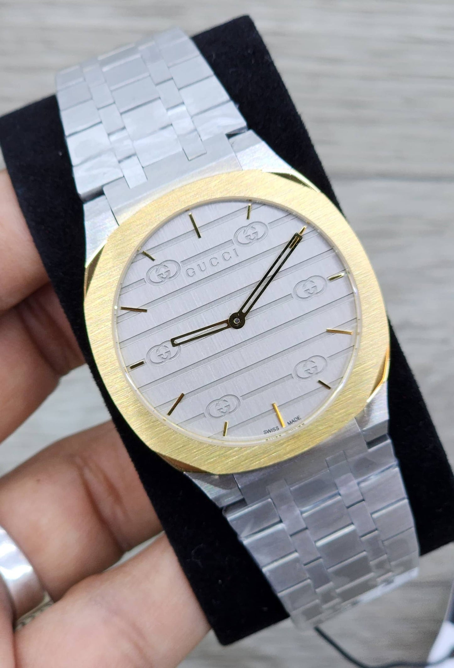 Gucci watch for men 
good quality 
230 dhs❣️

Zain59
♥️♥️♥️