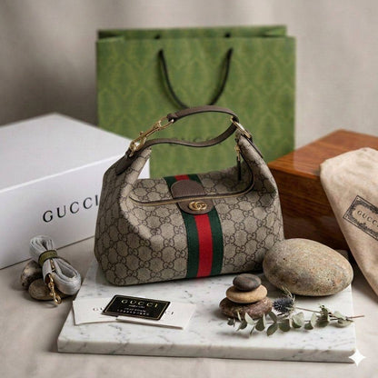 GUCCI Vanity Top Handle Bag
With the Green and Red Web stripe
With long Belt Strap
Gold Hardware
With BOX
Size: 27 cm

110 dhs🇦🇪🇦🇪

Zain239
♥️♥️♥️