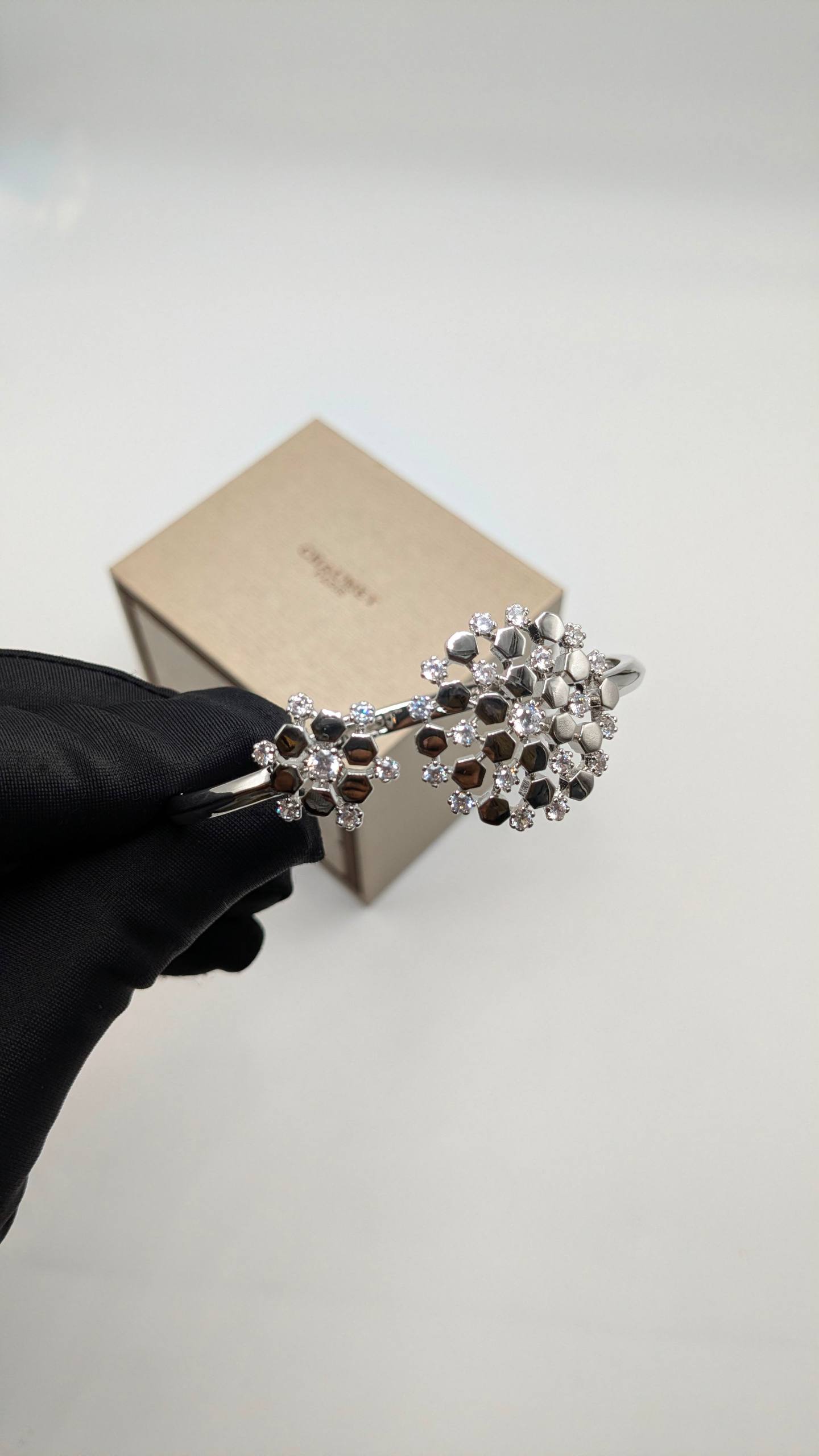 Chaumet
*Master Quality* 
*Bracelet*
110 dhs✅ 
with Normal Box 🎁

Zain210
♥️♥️♥️