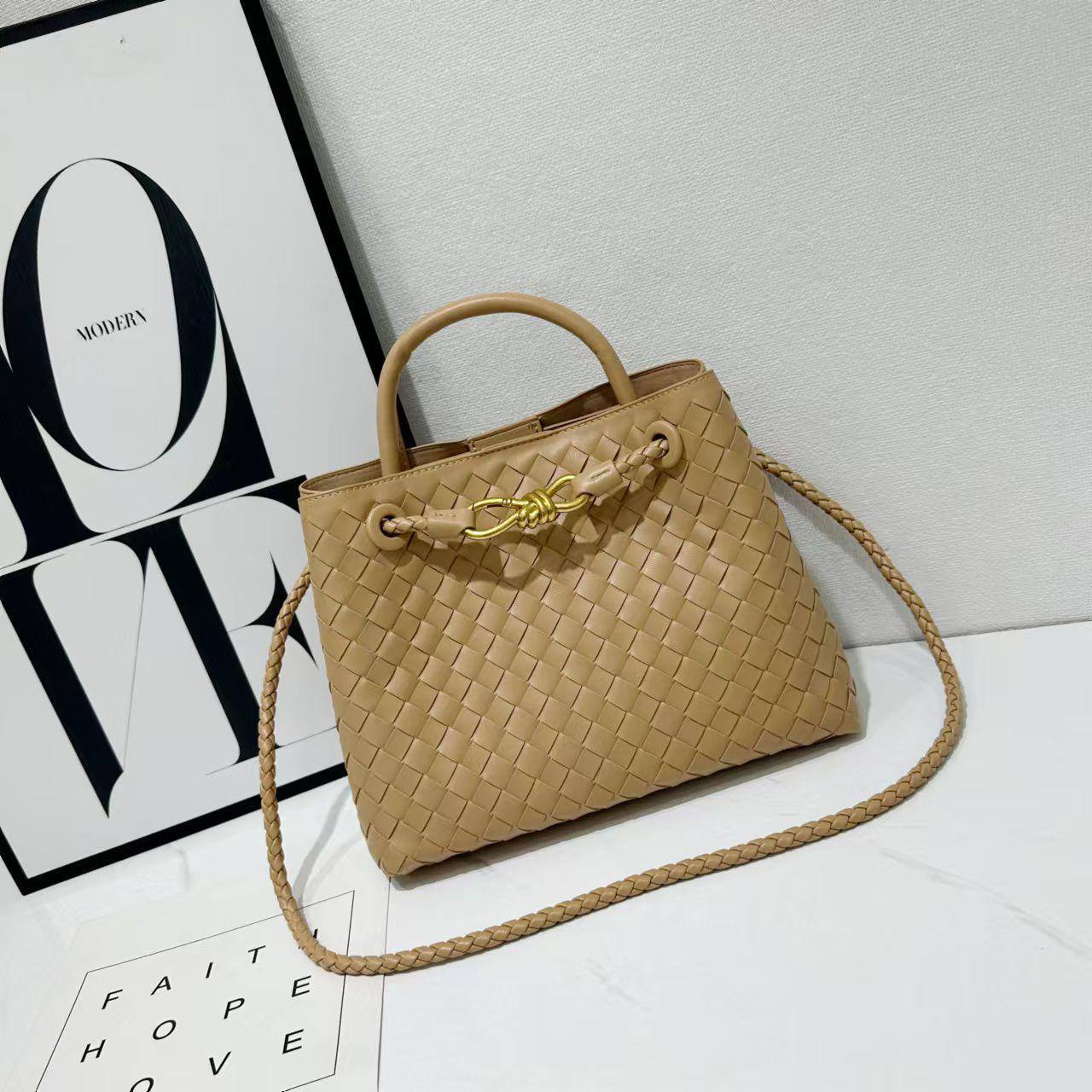 Bottega Veneta 

Good Quality 

With Box 
🎁🎁🎁

110 dhs✅

Zain250
♥️♥️♥️
