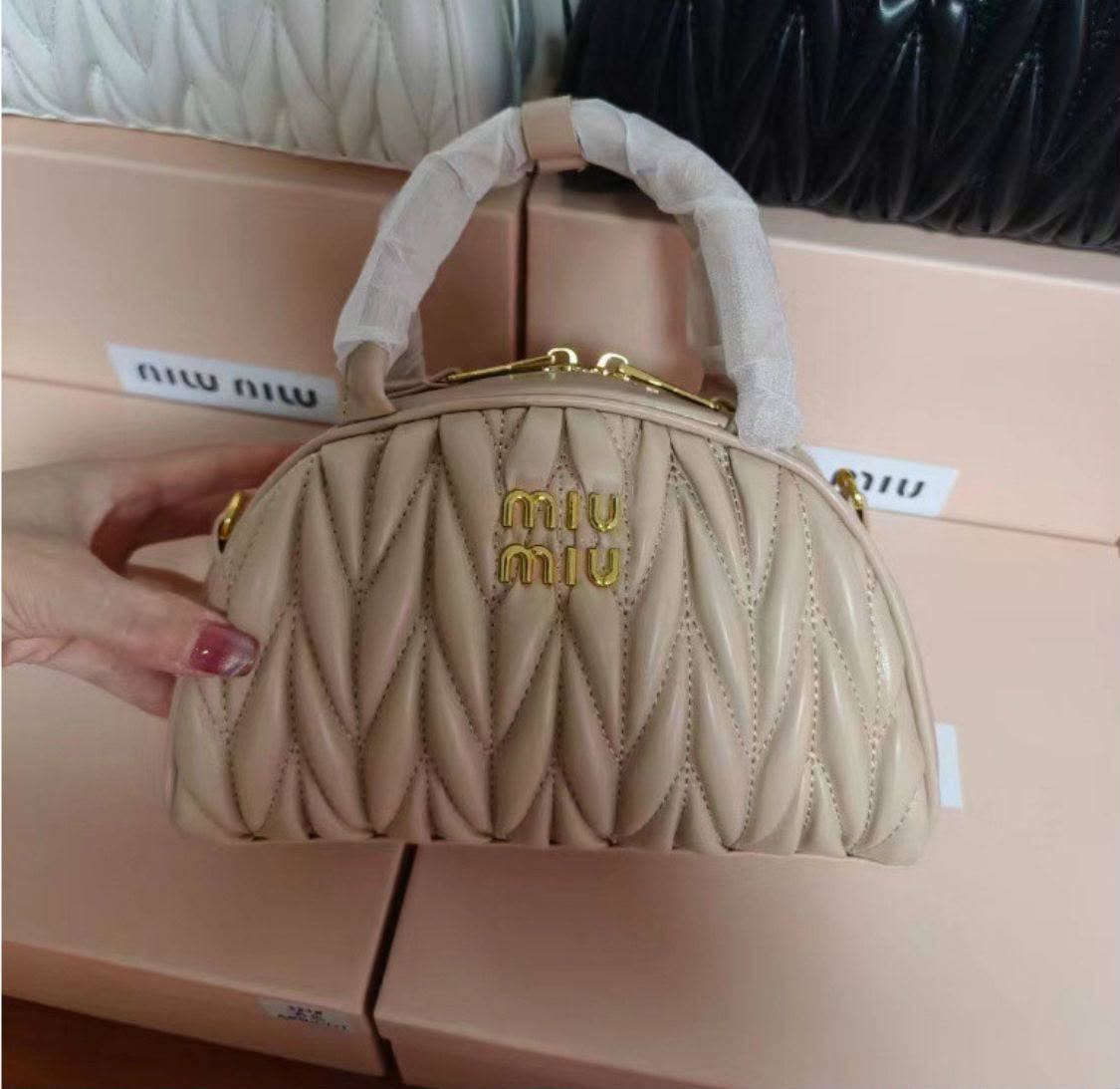 Miu Miu
90 dhs✅
With box
Size22cm

Zain219
♥️♥️♥️