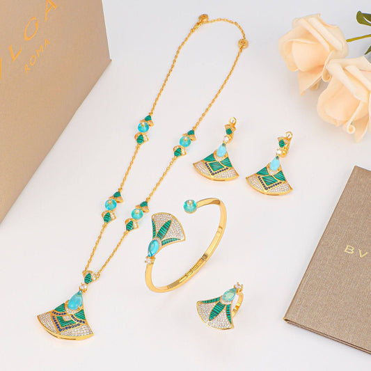 BVLGARI 💫✨MASTER SET 
NECKLACE 
BANGLE 
EARRING 
RING
430 DHS🇦🇪
With Box And Paper BAG🛍️🎁

Zain89
♥️♥️♥️