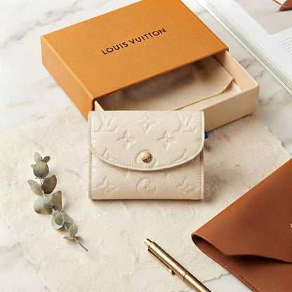 LV
SMALL WALLET
ᴛʀɪ- ғᴏʟᴅ ᴢɪᴘᴘᴇʀ ᴀɴᴅ ᴄᴀʀᴅ
ᴇᴍᴘʀᴇɪɴᴛᴇ/ᴍᴏɴᴏɢʀᴀᴍ
ɢᴏʟᴅ ʜᴀʀᴅᴡᴀʀᴇ
sɪᴢᴇ : 12.5  cm
ᴡɪᴛʜ BOX

45 dhs✅

Zain31
♥️♥️♥️