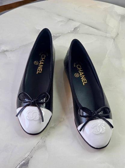 Chanel
Super *AAA* *+* Quality 💯 
With original packing🎁🎁
SIZE:36and42
450 dhs🇦🇪🇦🇪

Zain309
♥️♥️♥️
