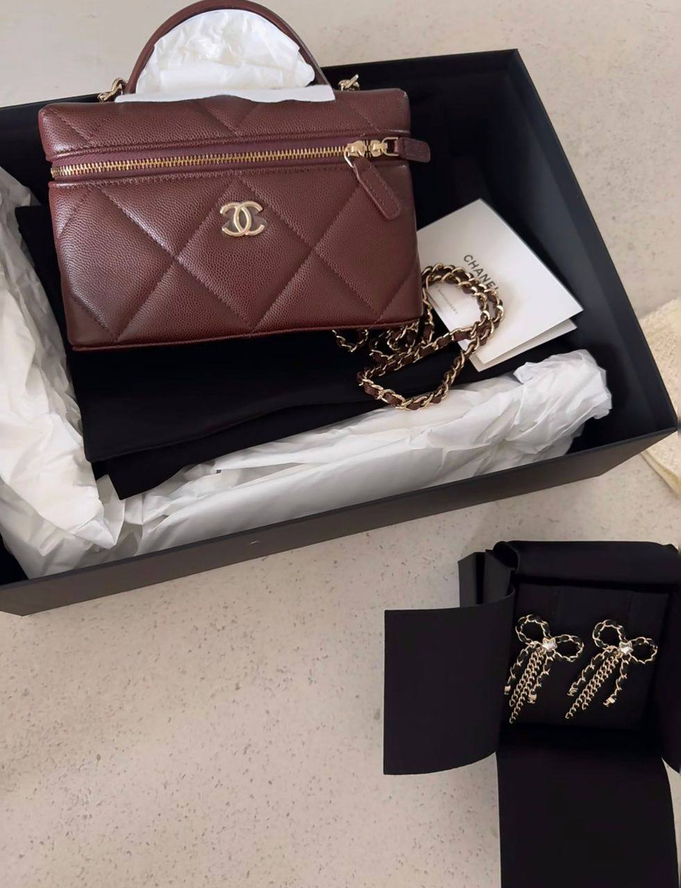 Chanel
110 dhs✅

SIZE：22cm

GOOD-quality 

with box
🎁🎁🎁

Zain35
♥️♥️♥️