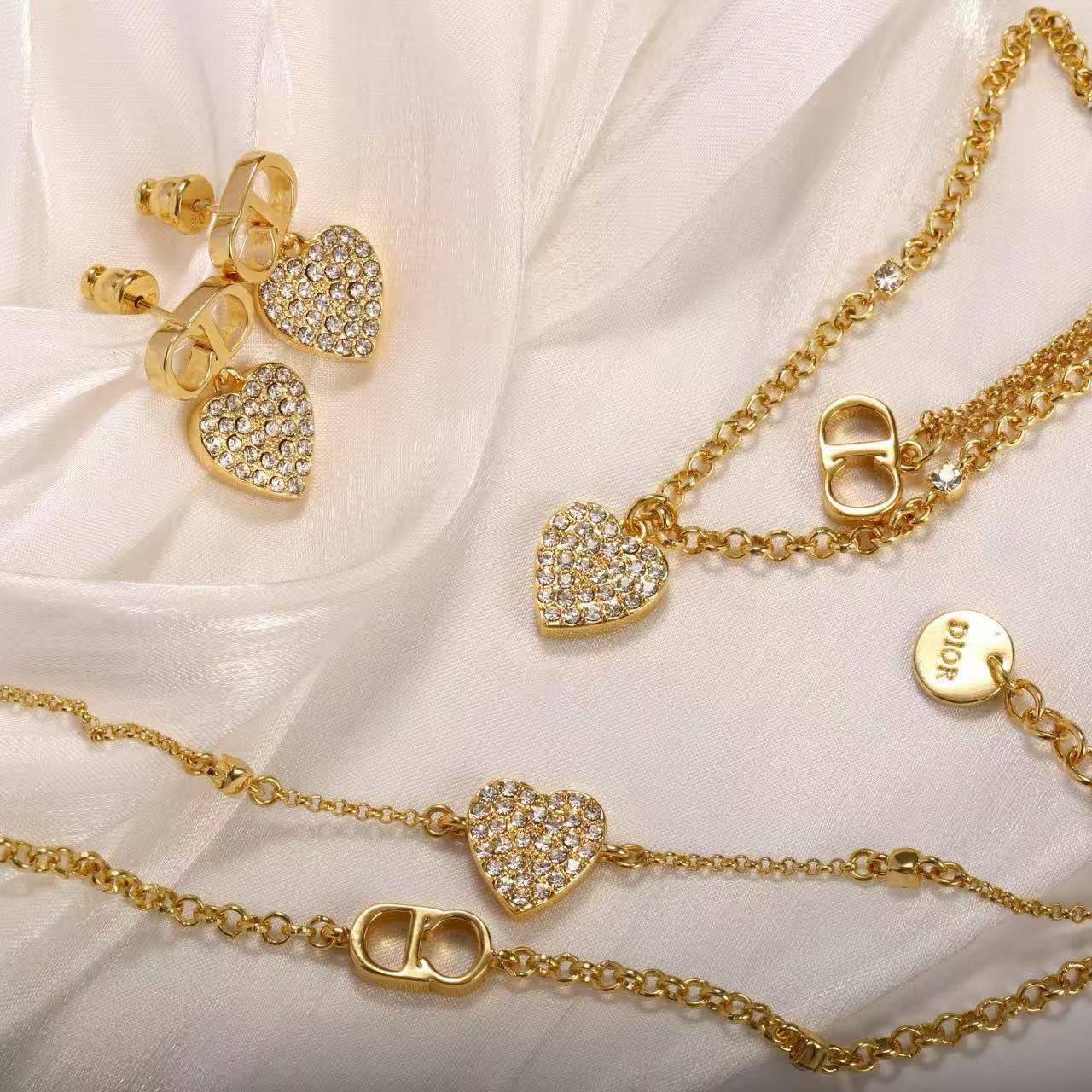 Dior SET❤️‍🔥*
Necklace 🦋
Earring💥
Bracelet 🌸
Master quality 💯
With normal boxes 📦 
130 dhs✅
With master box 🗃️ 
140 dhs✅

Zain216
♥️♥️♥️