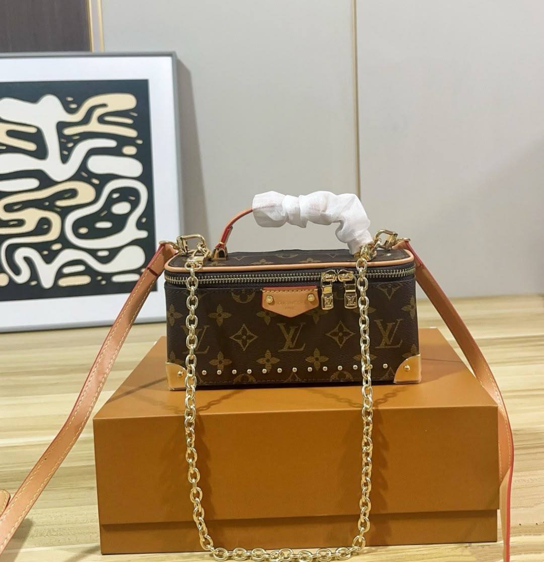 LV 
COPY ONE NEW CAME WITH BOX 
210 dhs🇦🇪🇦🇪

Zain295
♥️♥️♥️