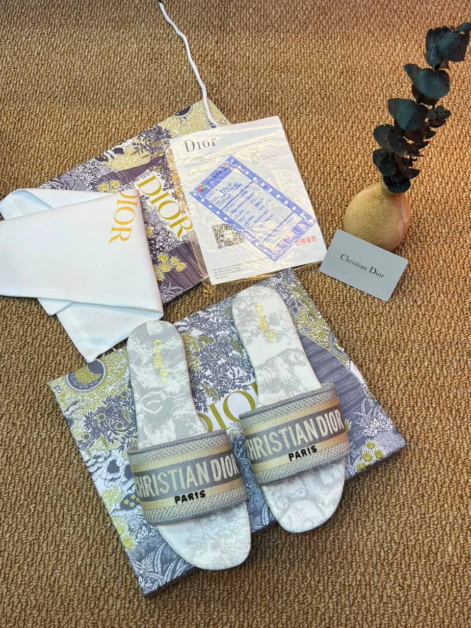 Christian Dior
Size 36 to 41
80 dhs💓

Zain236
♥️♥️♥️