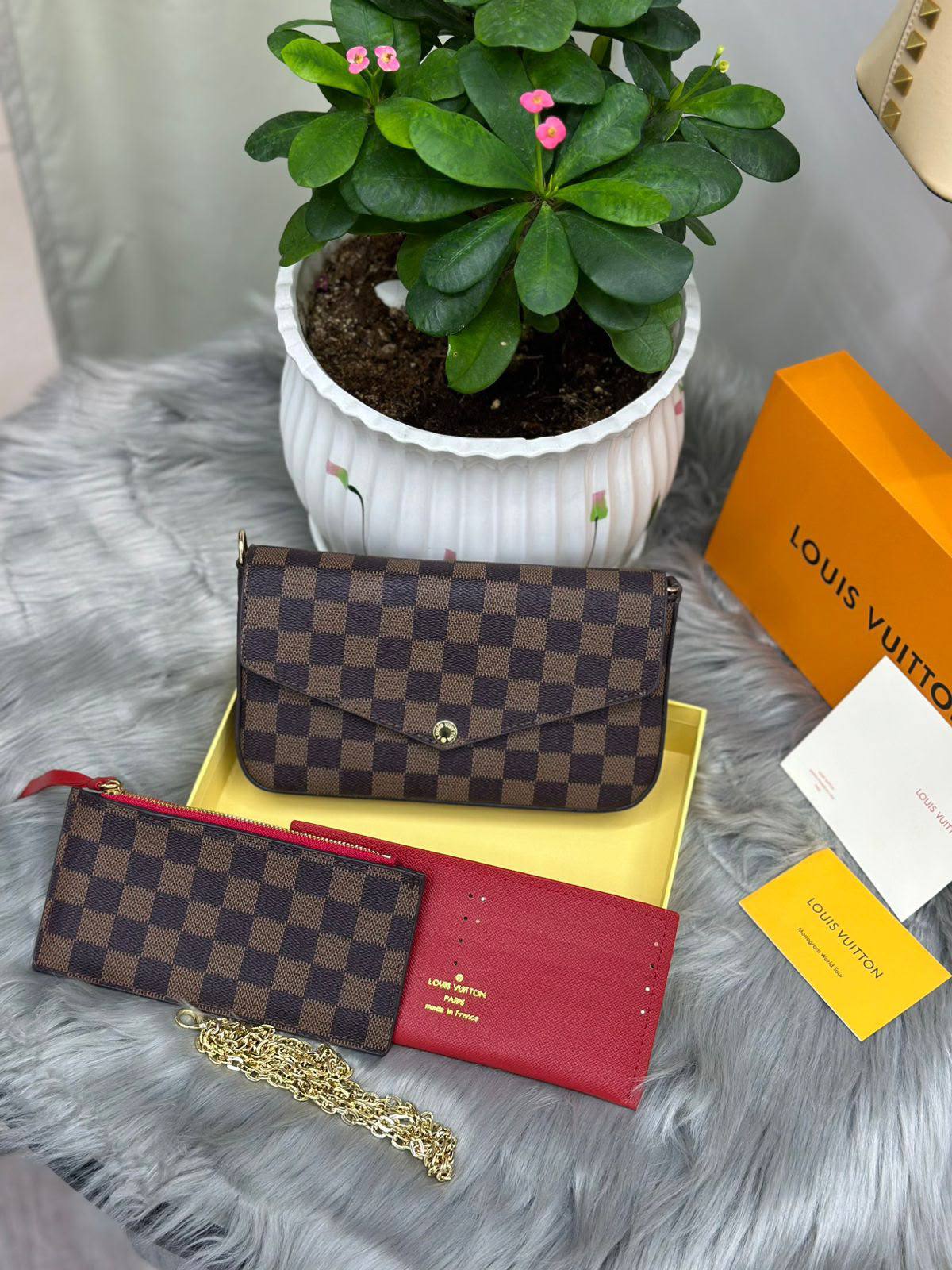 LV   

SIZE. 22CM  

Withbox

90 dhs🇦🇪🇦🇪

Zain51
♥️♥️♥️