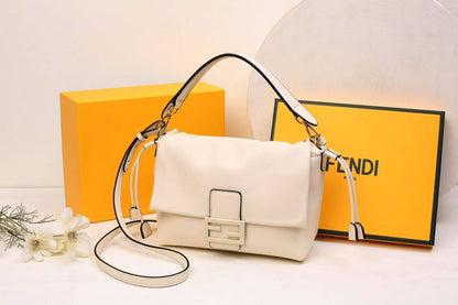 Fendi 
SIZE  ……… 22 CM 
105 dhs🪙🖤

with box
🎁🎁🎁

Zain51
♥️♥️♥️