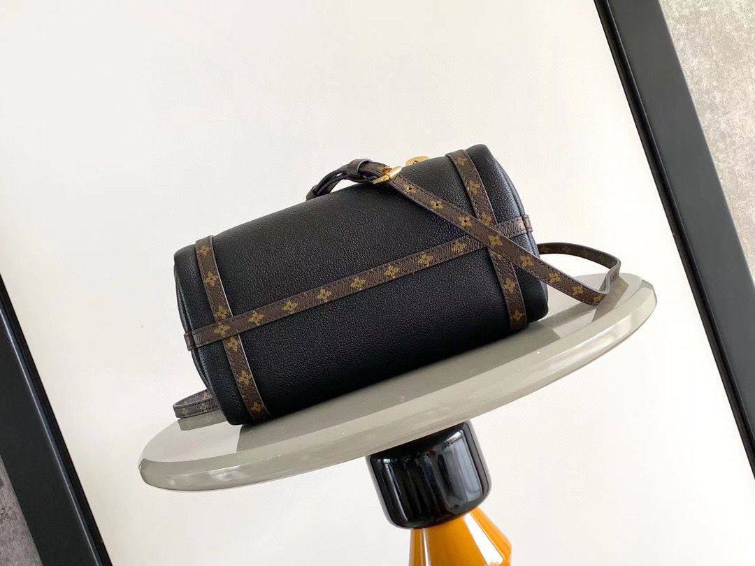 LV EXPRESS NEW CAME 
HIGH QUALITY

 WITH BOX 
🎁🎁🎁

115 dhs💚
26cm

Zain39
♥️♥️♥️