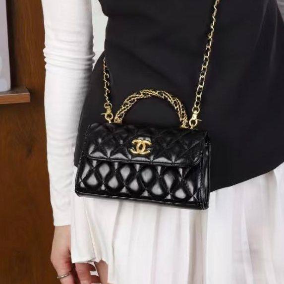 CHANEL 

NEW CAME GOOD QUALITY 
WITH BOX 
🎁🎁🎁

90 dhs❣️

Zain39
♥️♥️♥️