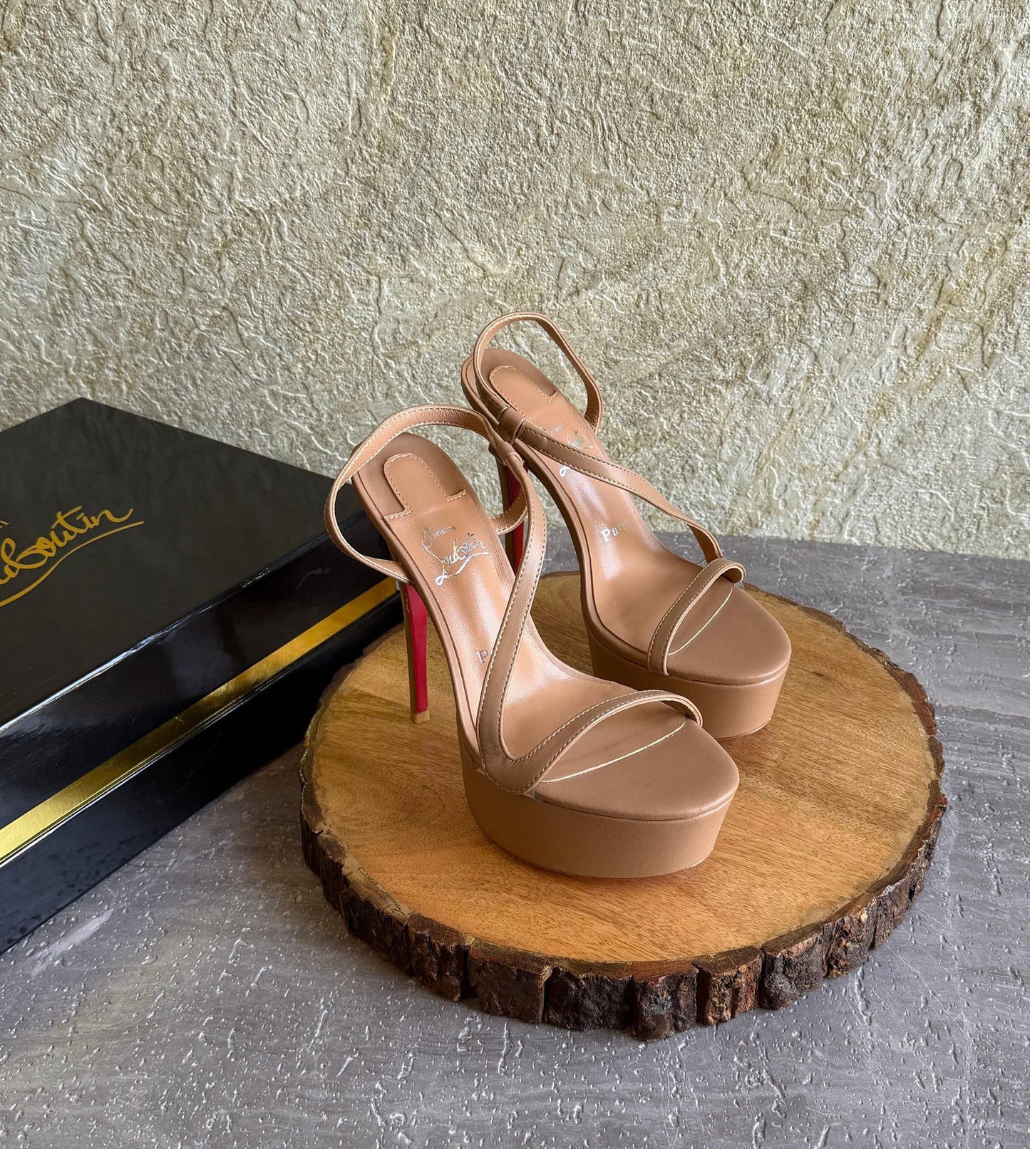 CHRISTIAN LOUBOUTIN
SuperMaster Quality 💯
Price :450
Size: 36 -41💥

Zain171
♥️♥️♥️