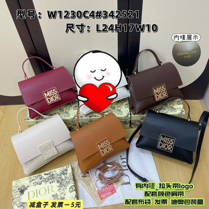 Dior

good Quality bag 

With box 
🎁🎁🎁

90 DHS✅

Zain104
Zain117
♥️♥️♥️