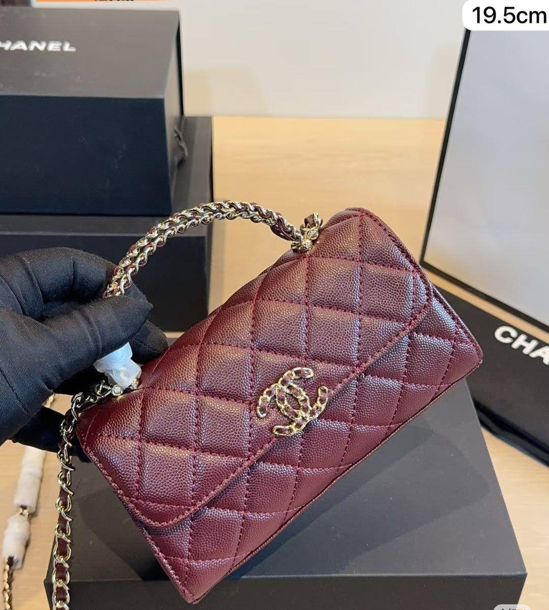 💗 Chanel Kelly / 24B
1️⃣ First quality +🎁  
Size : 19.5 ~ 18 * 15 cm
90 dhs✅
with box 🎁

Zain115
♥️♥️♥️