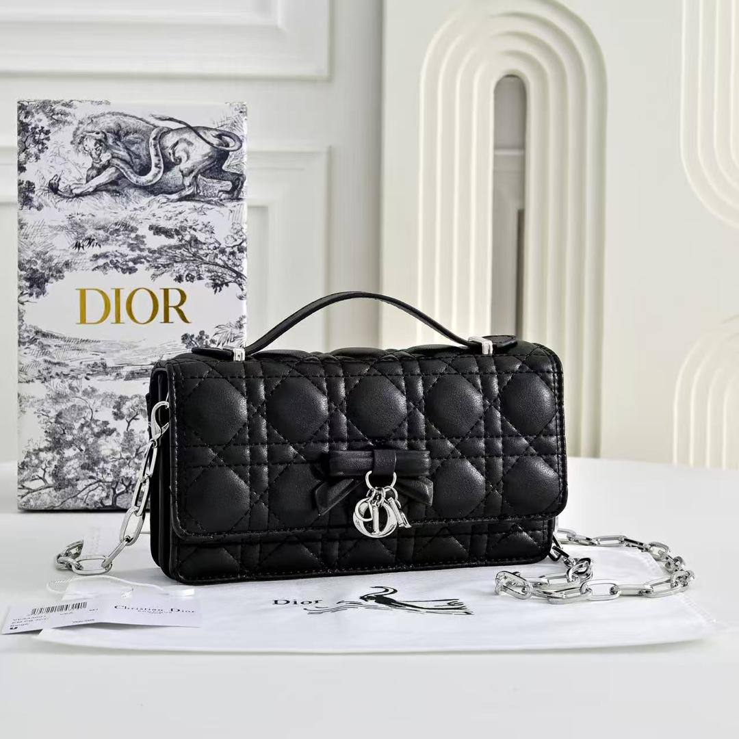 Dior
110 dhs🇦🇪🇦🇪
with box
size 21.5cm

Zain26
♥️♥️♥️