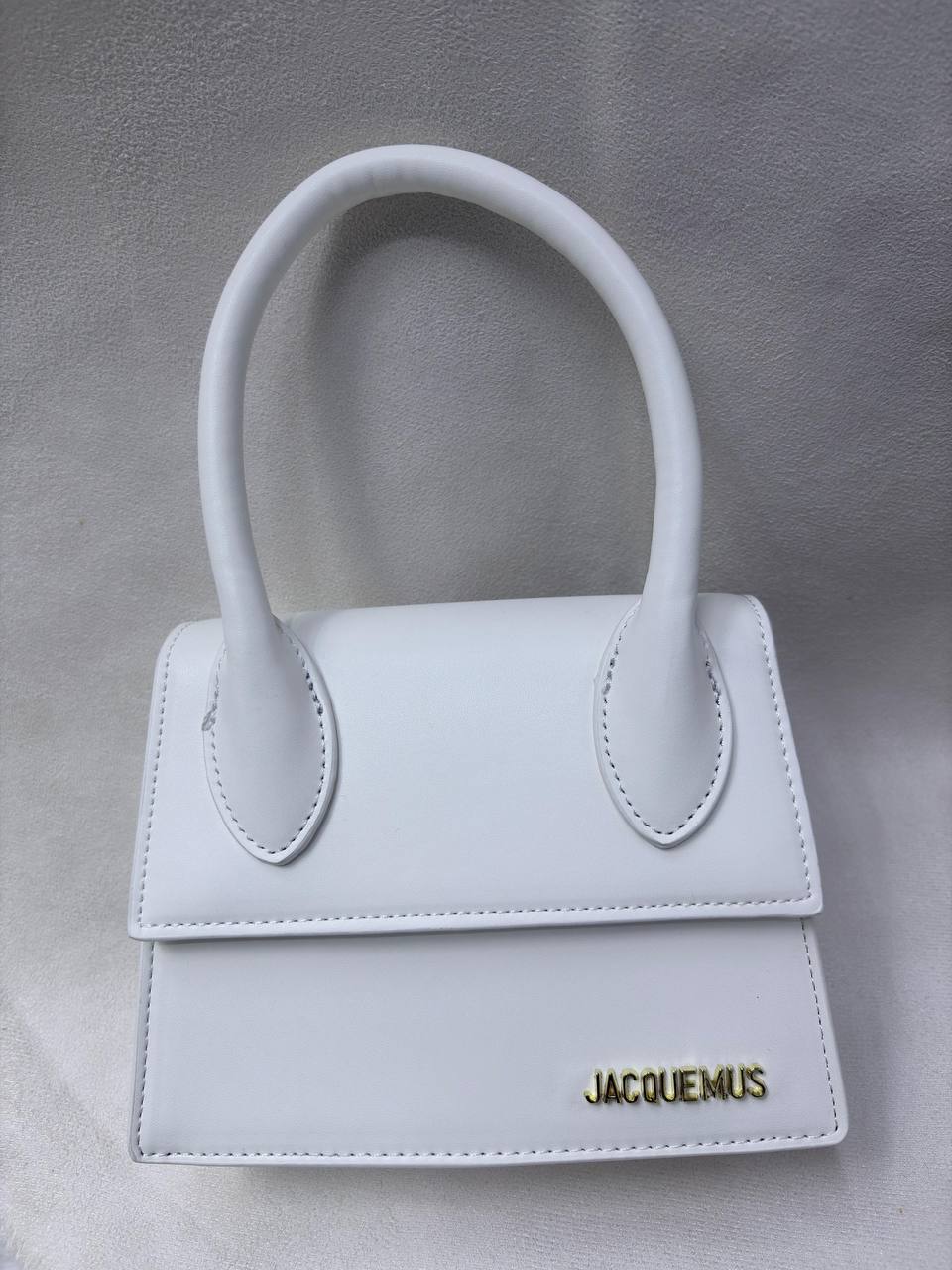 Jacquemus
✨✨NEW ✨✨
95 dhs💓

with box
🎁🎁🎁

Zain38
♥️♥️♥️