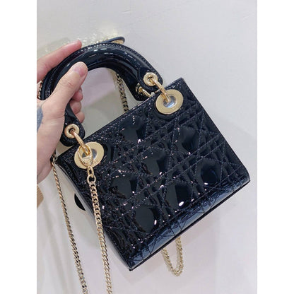 DIOR
Best quality 

with box
110 dhs💓
size 17CM

Zain290
♥️♥️♥️