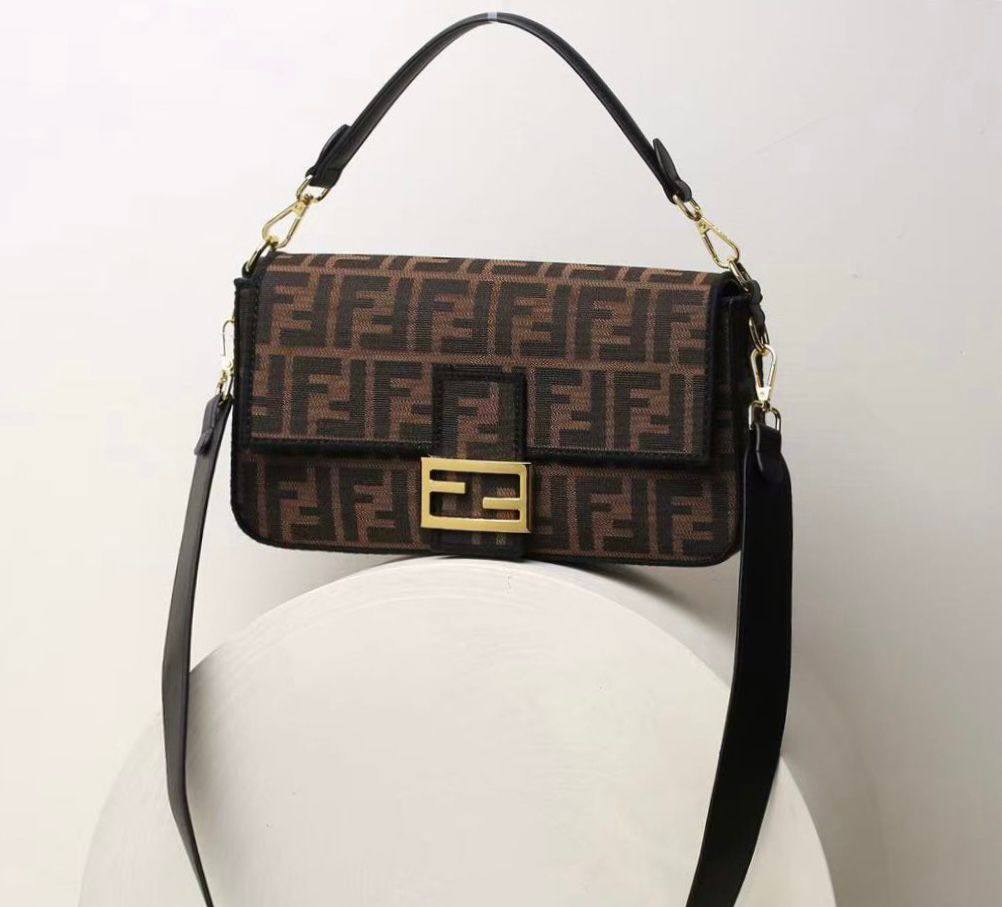 FENDI
 GOOD QUALITY 
WITH BOX
🎁🎁🎁

110 dhs✅
SIZE: 26cm

Zain39
♥️♥️♥️