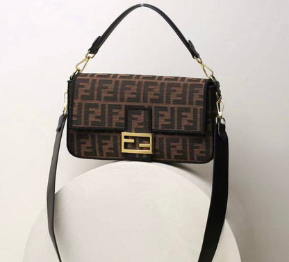 FENDI
 GOOD QUALITY 
WITH BOX
🎁🎁🎁

110 dhs✅
SIZE: 26cm

Zain39
♥️♥️♥️